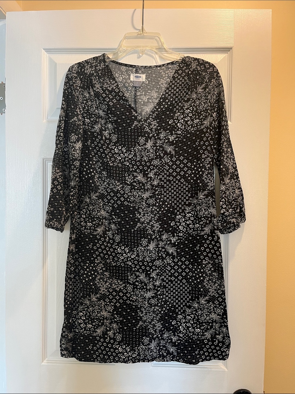 Old Navy Black & White Floral V-Neck Midi Dress